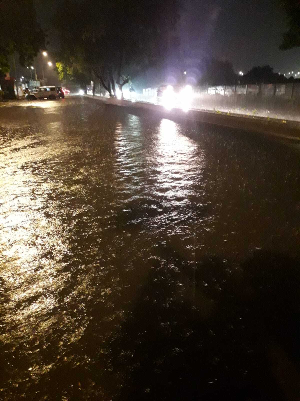 Photos: અમદાવાદમાં વીજળીના કડાકા સાથે ભારે વરસાદના પગલે ઠેર-ઠેર પાણી 