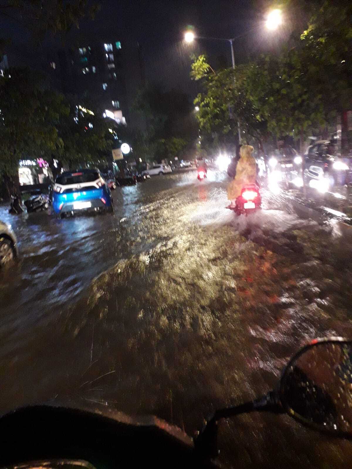 Photos: અમદાવાદમાં વીજળીના કડાકા સાથે ભારે વરસાદના પગલે ઠેર-ઠેર પાણી 