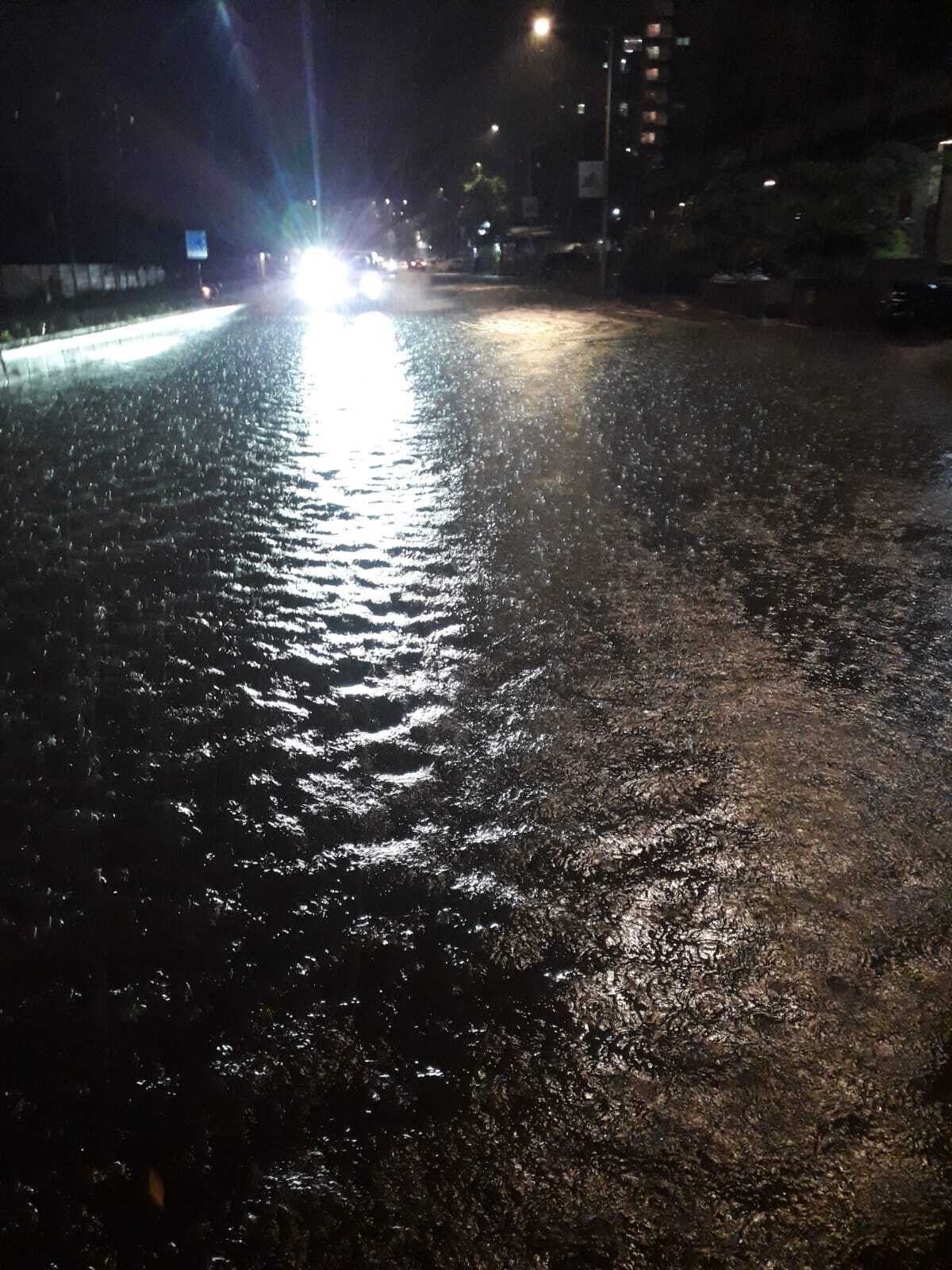 Photos: અમદાવાદમાં વીજળીના કડાકા સાથે ભારે વરસાદના પગલે ઠેર-ઠેર પાણી 