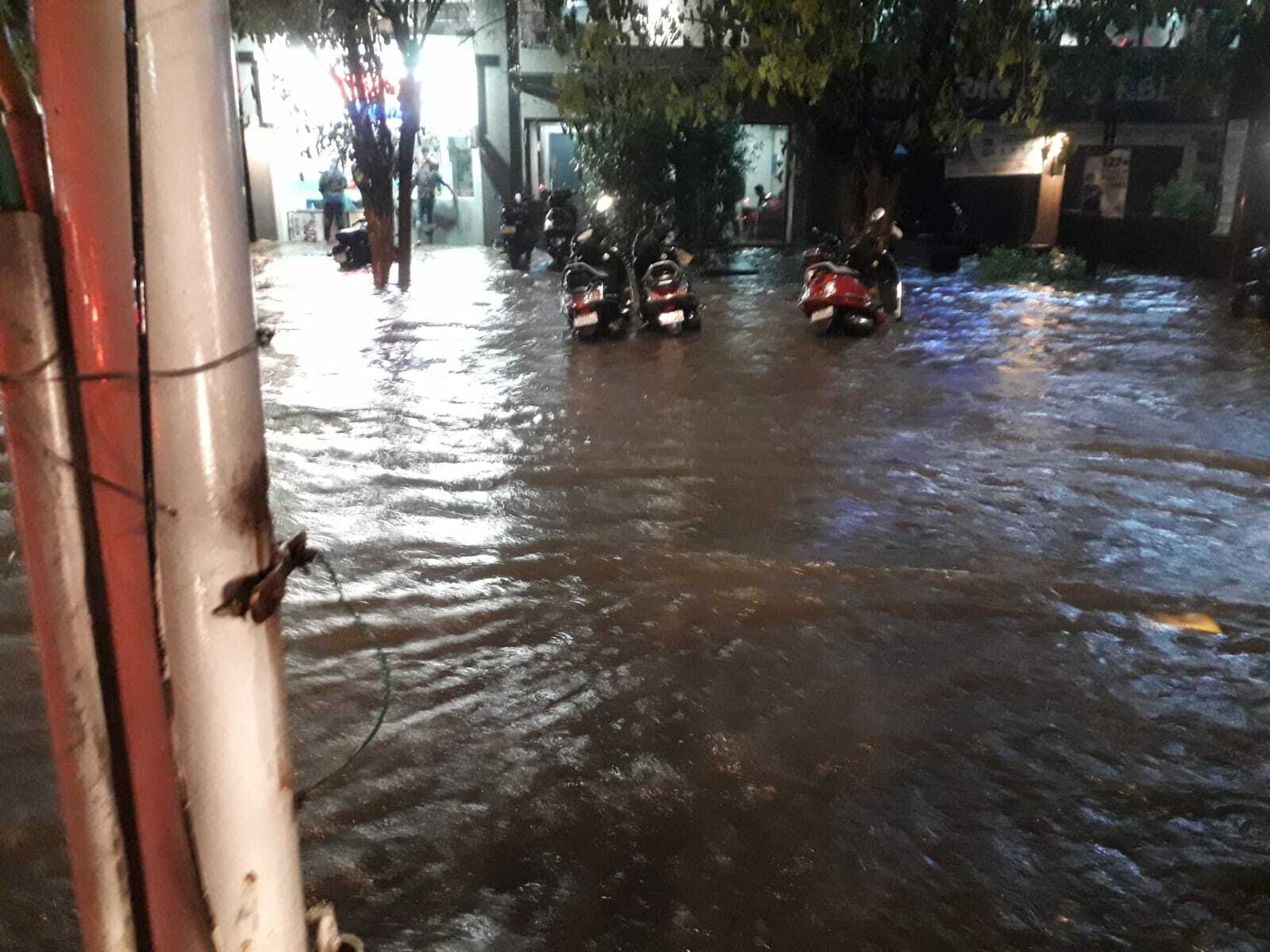 Photos: અમદાવાદમાં વીજળીના કડાકા સાથે ભારે વરસાદના પગલે ઠેર-ઠેર પાણી 