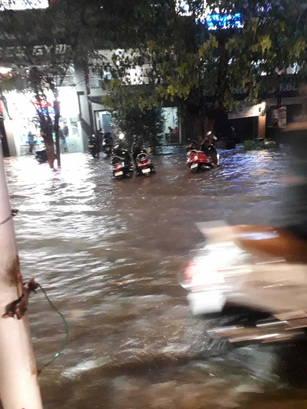 Photos: અમદાવાદમાં વીજળીના કડાકા સાથે ભારે વરસાદના પગલે ઠેર-ઠેર પાણી 