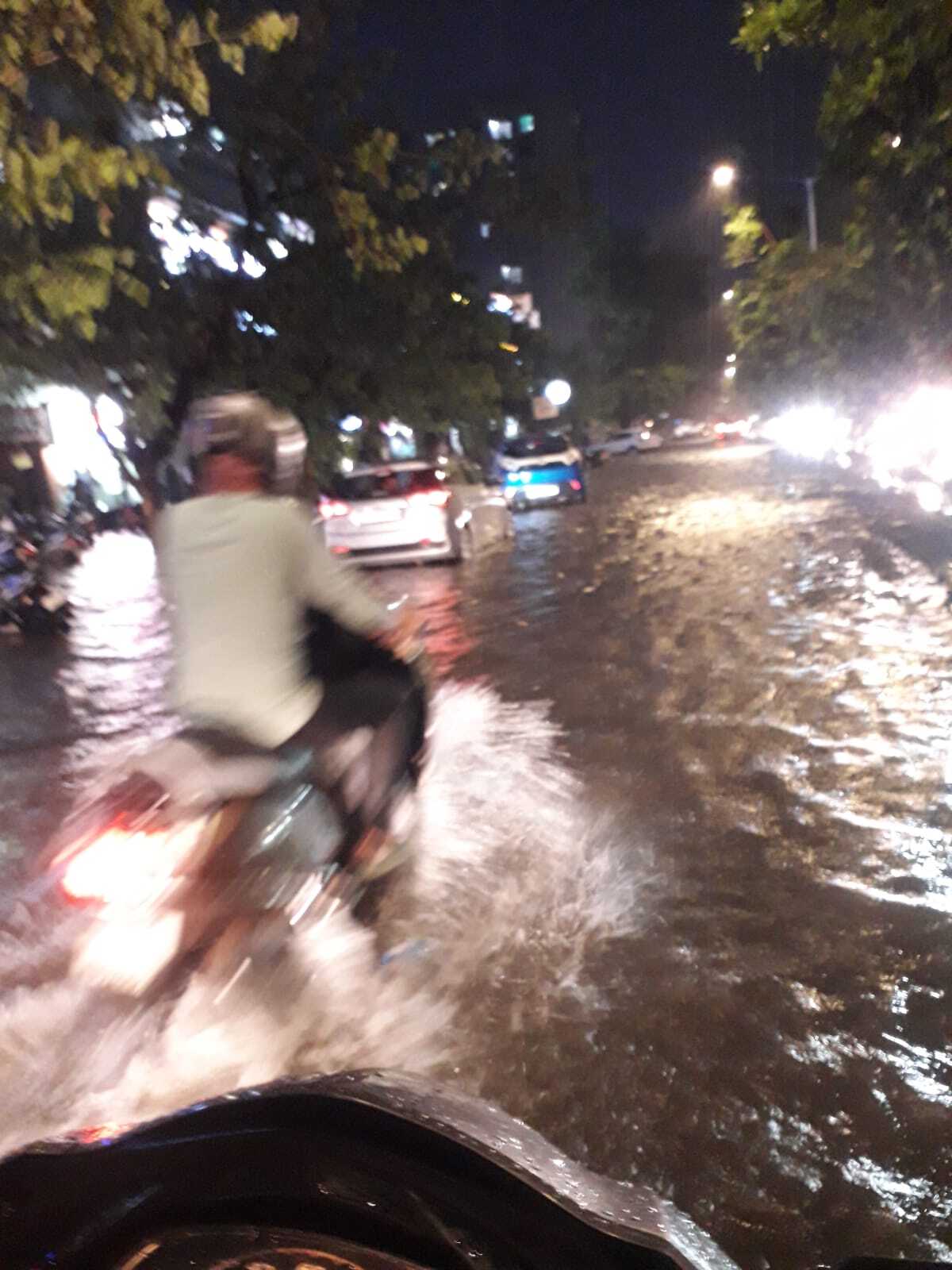 Photos: અમદાવાદમાં વીજળીના કડાકા સાથે ભારે વરસાદના પગલે ઠેર-ઠેર પાણી 