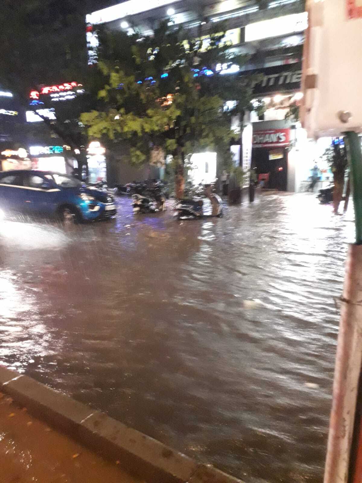 Photos: અમદાવાદમાં વીજળીના કડાકા સાથે ભારે વરસાદના પગલે ઠેર-ઠેર પાણી 