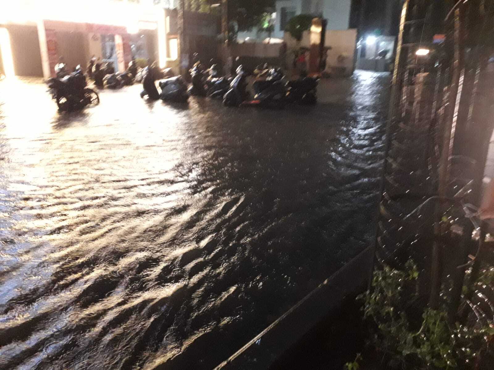 Photos: અમદાવાદમાં વીજળીના કડાકા સાથે ભારે વરસાદના પગલે ઠેર-ઠેર પાણી 