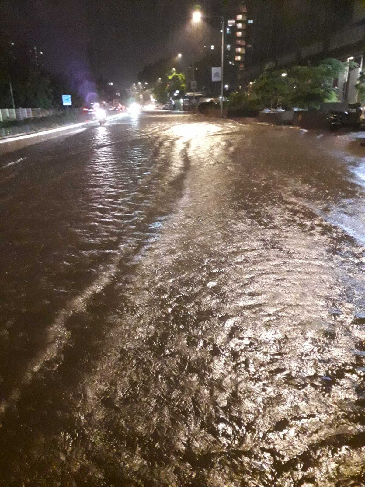 Photos: અમદાવાદમાં વીજળીના કડાકા સાથે ભારે વરસાદના પગલે ઠેર-ઠેર પાણી 