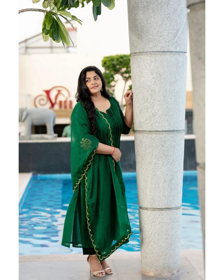 PHOTOS: அந்தரத்தில் தொங்கியபடி.. தீவிர உடல் எடை குறைப்பில் நடிகை மஞ்சிமா மோகன்.. லேட்டஸ்ட் புகைப்படங்கள்.. 