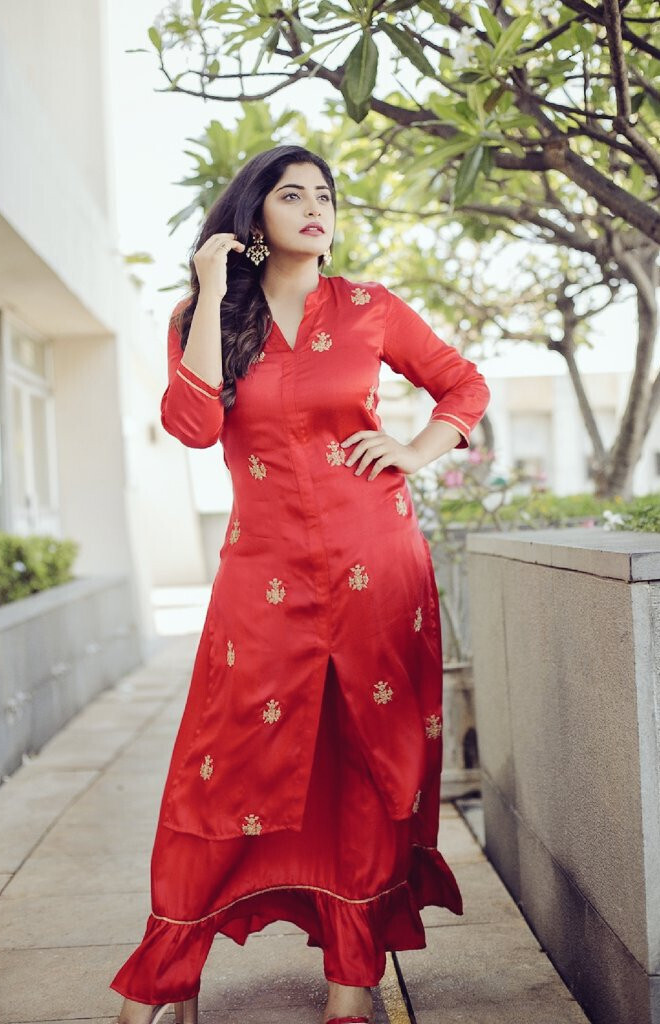 PHOTOS: அந்தரத்தில் தொங்கியபடி.. தீவிர உடல் எடை குறைப்பில் நடிகை மஞ்சிமா மோகன்.. லேட்டஸ்ட் புகைப்படங்கள்.. 