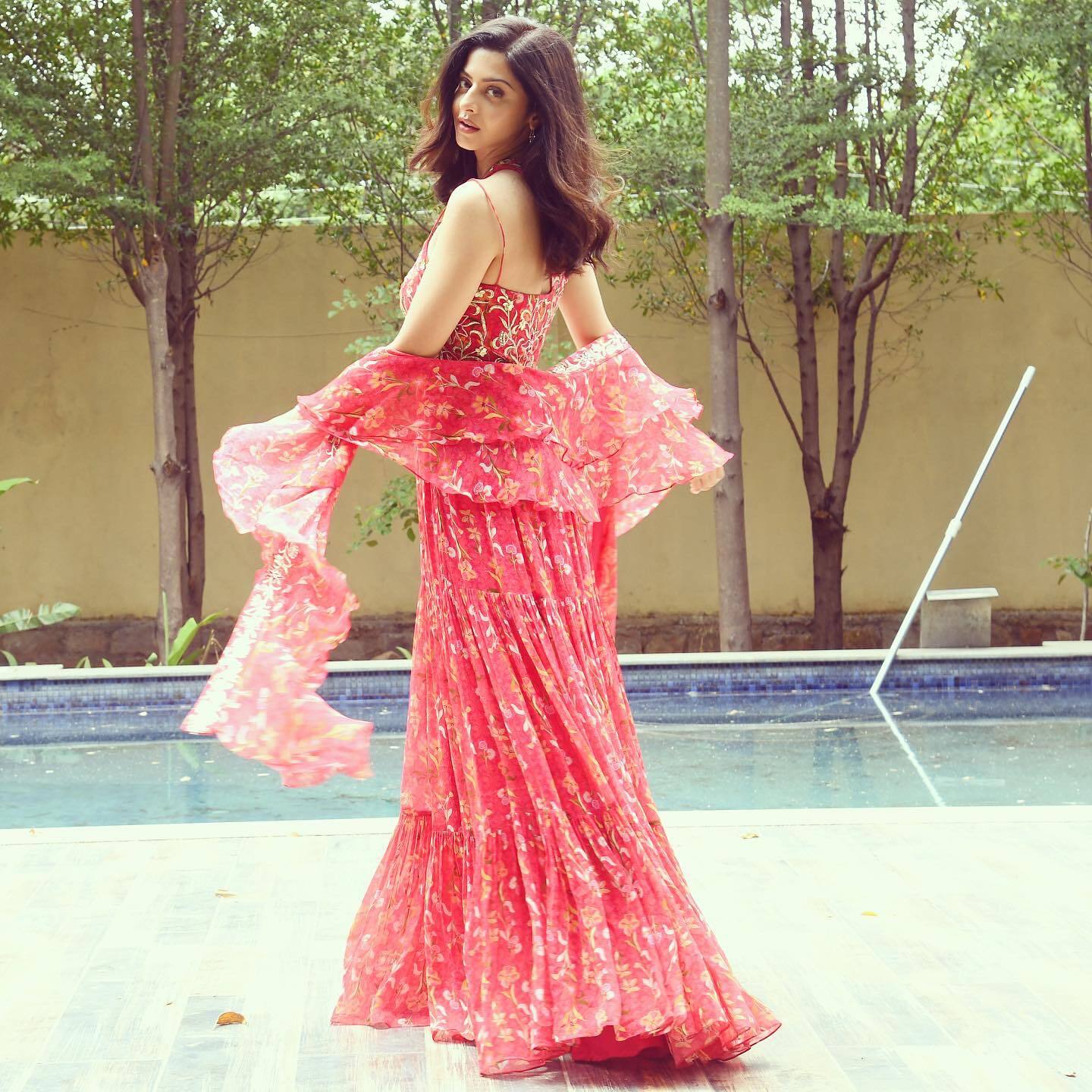 PHOTOS: கலர்புல் உடையில் கலக்கும் சிம்பு பட நடிகை.. வெளியான லேட்டஸ்ட் புகைப்படங்கள் இதோ..