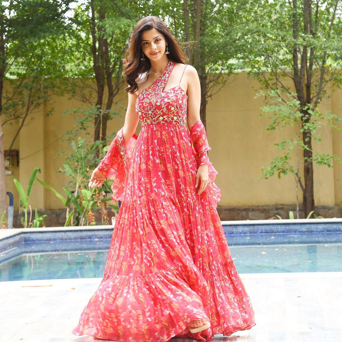 PHOTOS: கலர்புல் உடையில் கலக்கும் சிம்பு பட நடிகை.. வெளியான லேட்டஸ்ட் புகைப்படங்கள் இதோ..