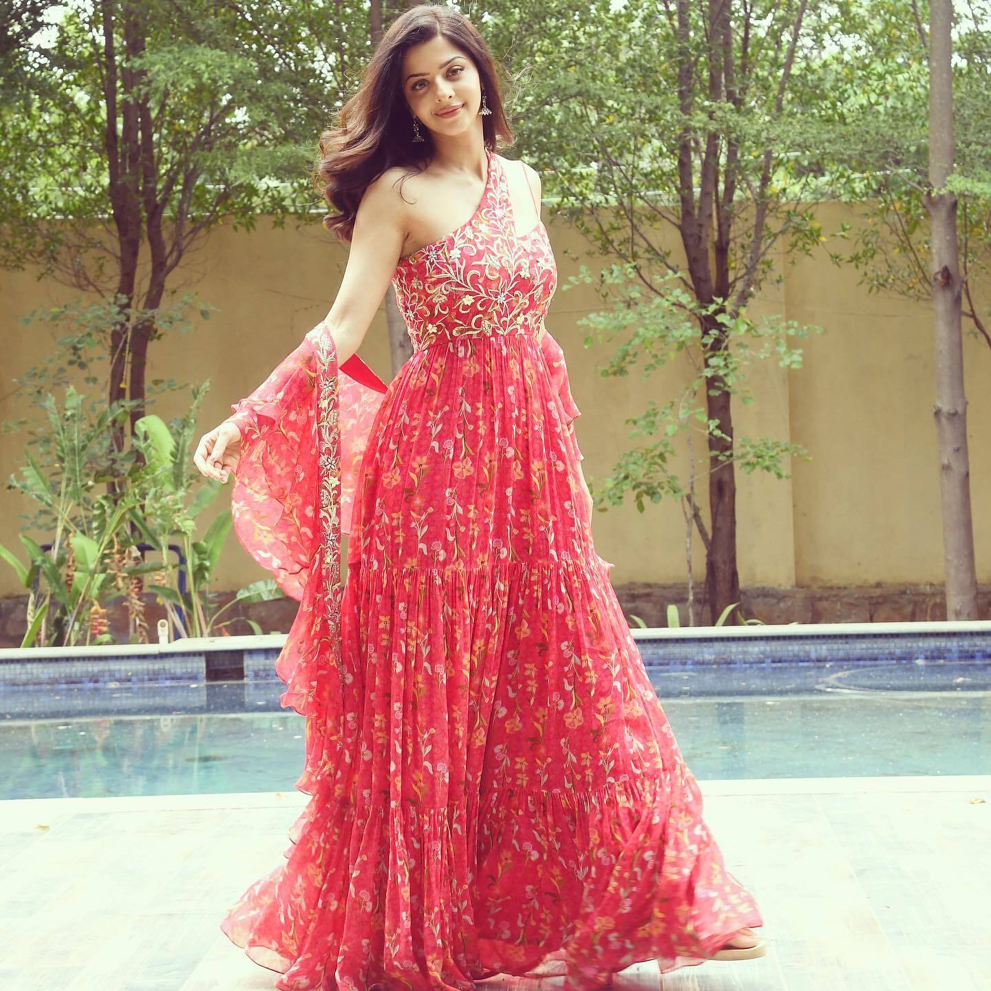 PHOTOS: கலர்புல் உடையில் கலக்கும் சிம்பு பட நடிகை.. வெளியான லேட்டஸ்ட் புகைப்படங்கள் இதோ..