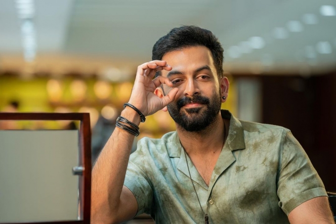 PHOTOS : அட! குழந்தையில் இவ்வளவு க்யூட்டா இருக்காங்களே.. இணையத்தை கலக்கும் பிரபல நடிகரின் சிறு வயது புகைப்படம் 