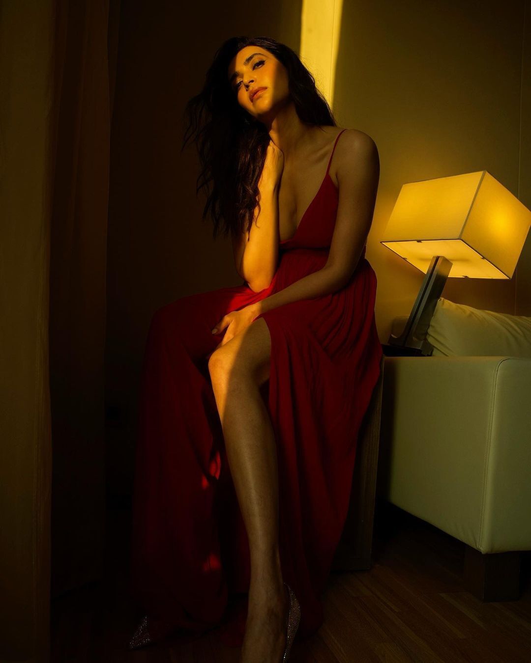 Pics: बिखरी जुलफों में करिश्मा तन्ना ने कराया ग्लैमरस फोटोशूट, फिटनेस पर दिल हार गए फैंस