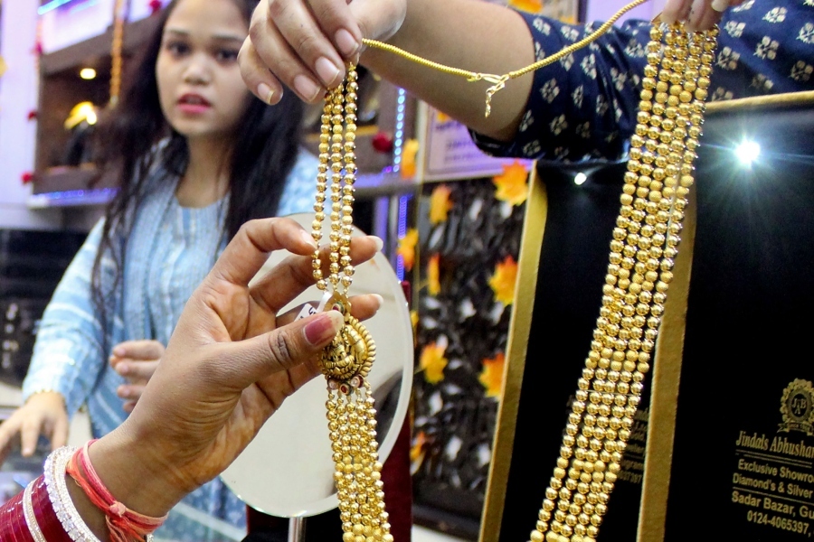 Today gold price in Kolkata: সোনার দামে পতন, কত যাচ্ছে রুপোর বাজারদর?  
