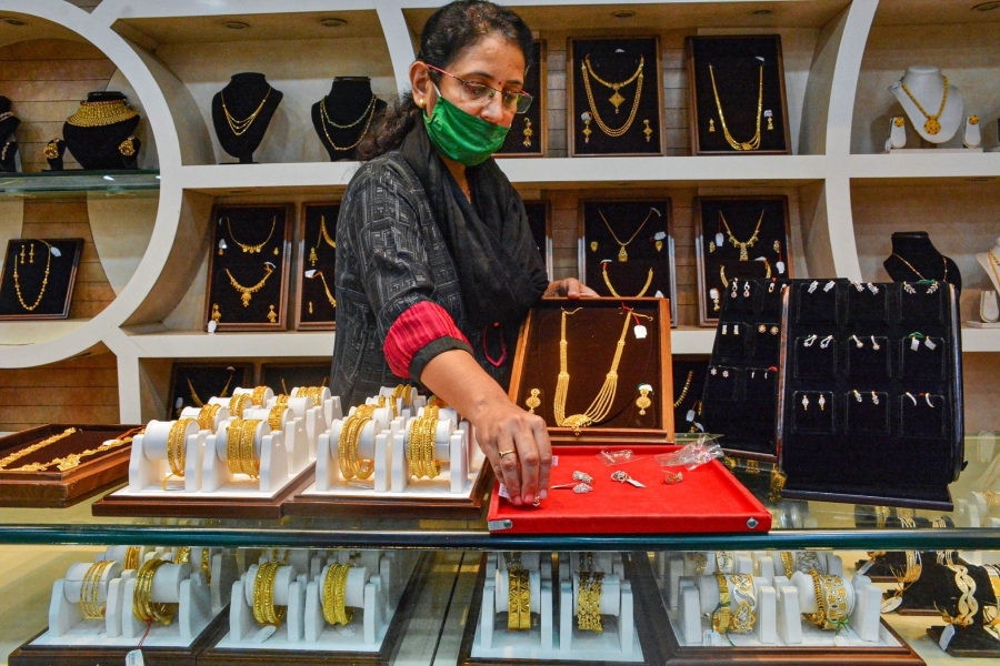 Today gold price in Kolkata: সোনার দামে পতন, কত যাচ্ছে রুপোর বাজারদর?  