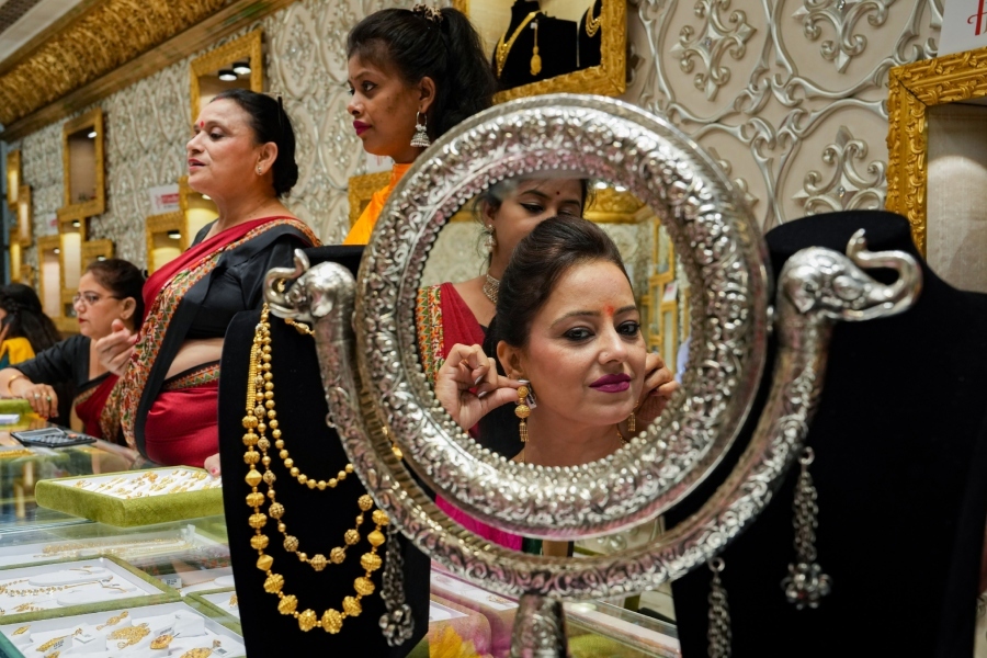 Today gold price in Kolkata: সোনার দামে পতন, কত যাচ্ছে রুপোর বাজারদর?  