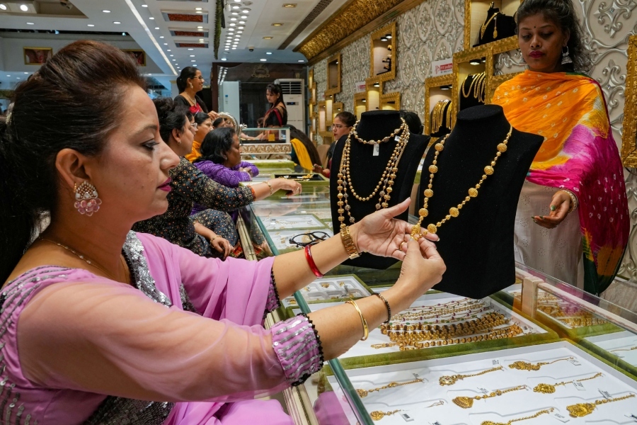Today gold price in Kolkata: রবিবার ঊর্ধ্বমুখী সোনা ও রুপোর দর, জানুন আজকের মূল্য  