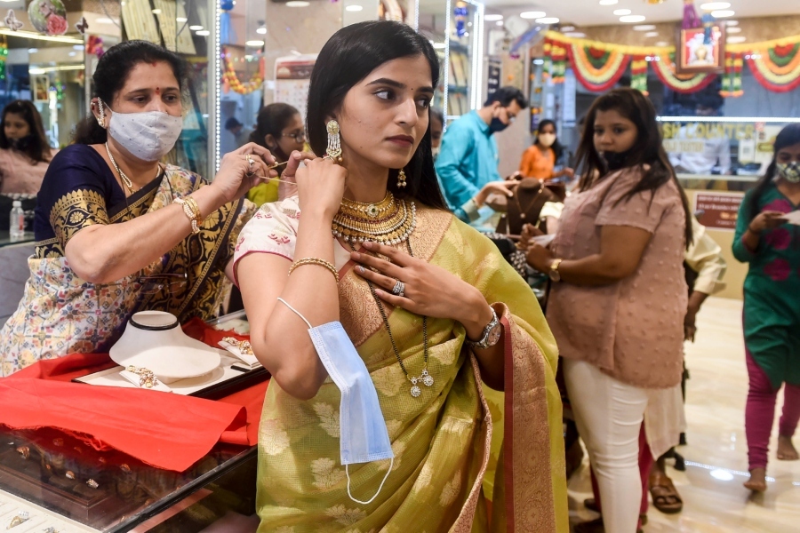 Today gold price in Kolkata: রবিবার ঊর্ধ্বমুখী সোনা ও রুপোর দর, জানুন আজকের মূল্য  