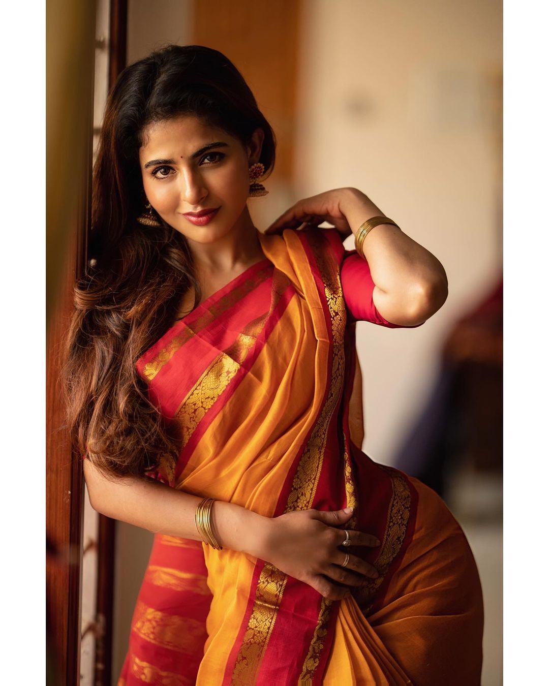 ఐశ్వర్య మీనన్ అందాల మెరుపులు.. భామ కవ్వింపులకు కుర్రాళ్లు చిత్తు చిత్తే..!