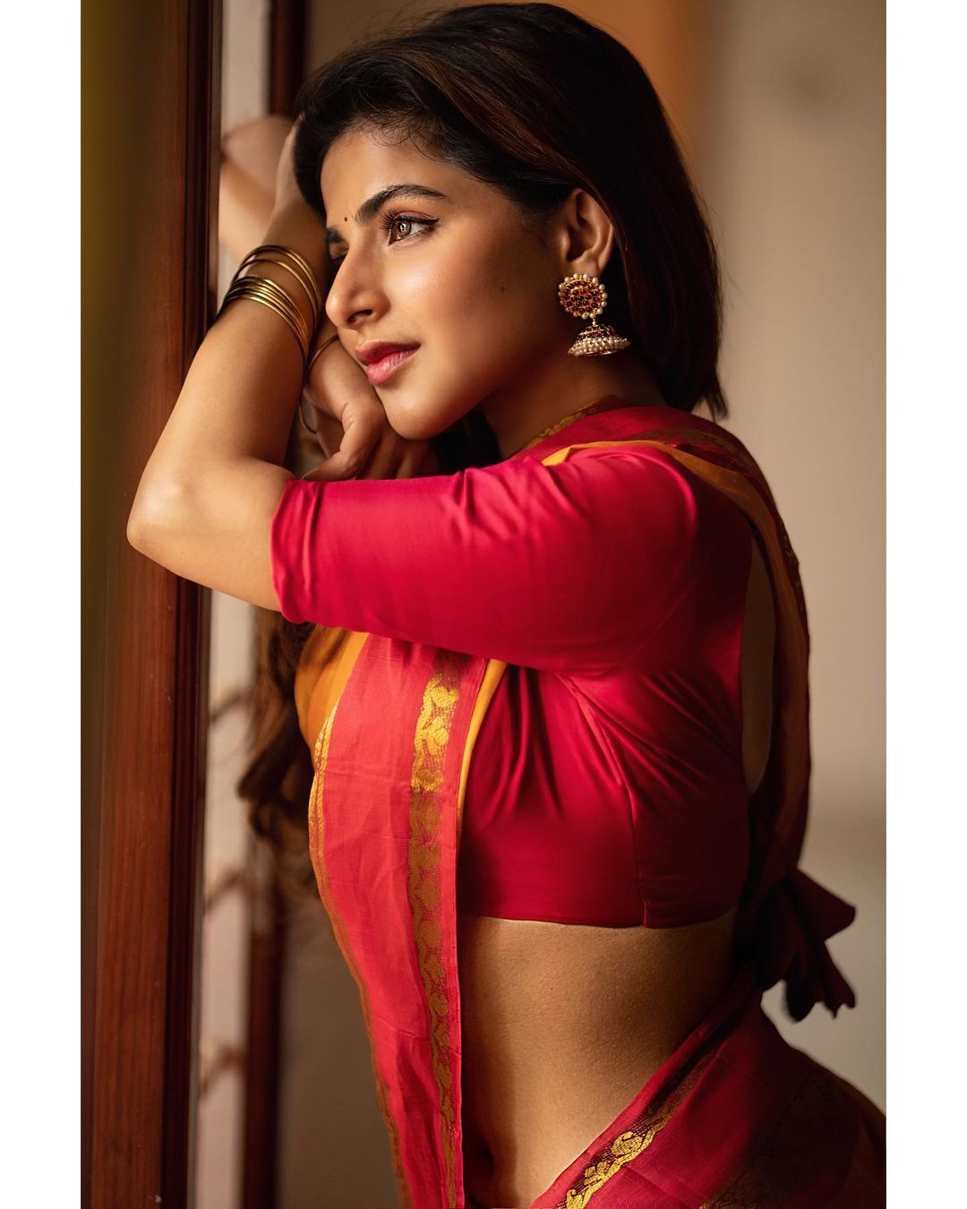 ఐశ్వర్య మీనన్ అందాల మెరుపులు.. భామ కవ్వింపులకు కుర్రాళ్లు చిత్తు చిత్తే..!