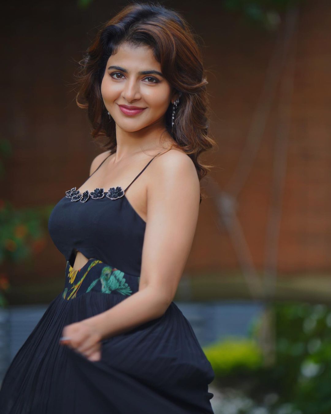 ఐశ్వర్య మీనన్ అందాల మెరుపులు.. భామ కవ్వింపులకు కుర్రాళ్లు చిత్తు చిత్తే..!