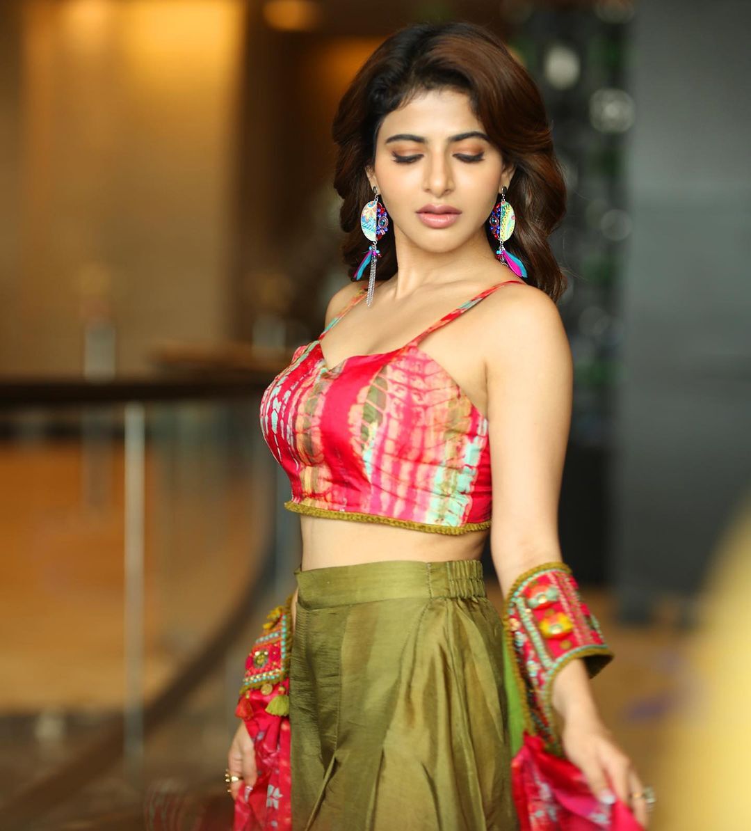 ఐశ్వర్య మీనన్ అందాల మెరుపులు.. భామ కవ్వింపులకు కుర్రాళ్లు చిత్తు చిత్తే..!