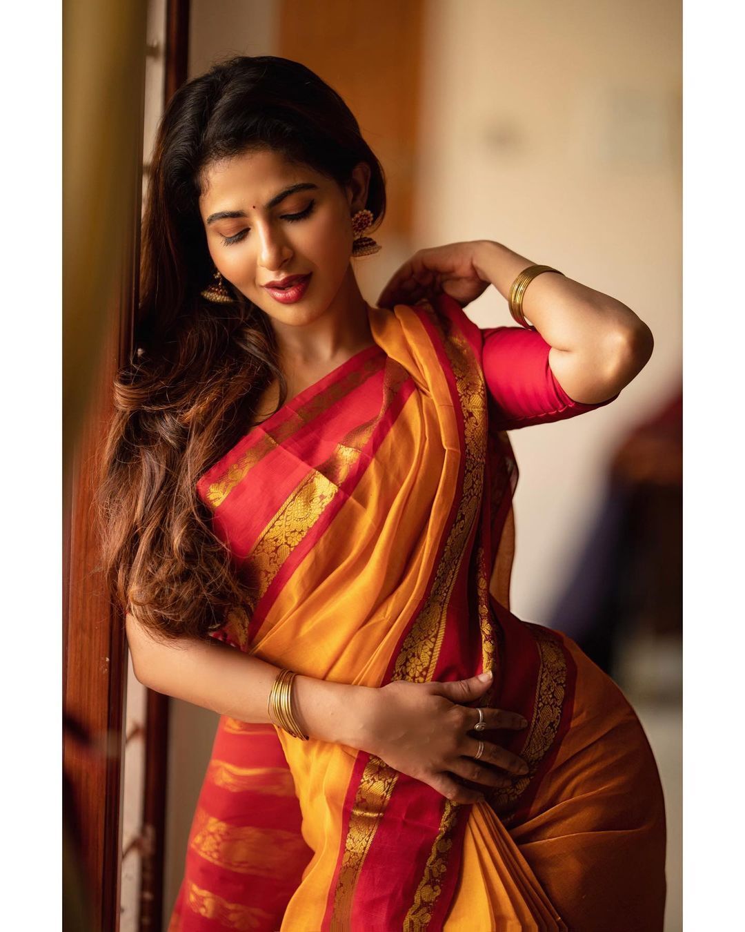 ఐశ్వర్య మీనన్ అందాల మెరుపులు.. భామ కవ్వింపులకు కుర్రాళ్లు చిత్తు చిత్తే..!
