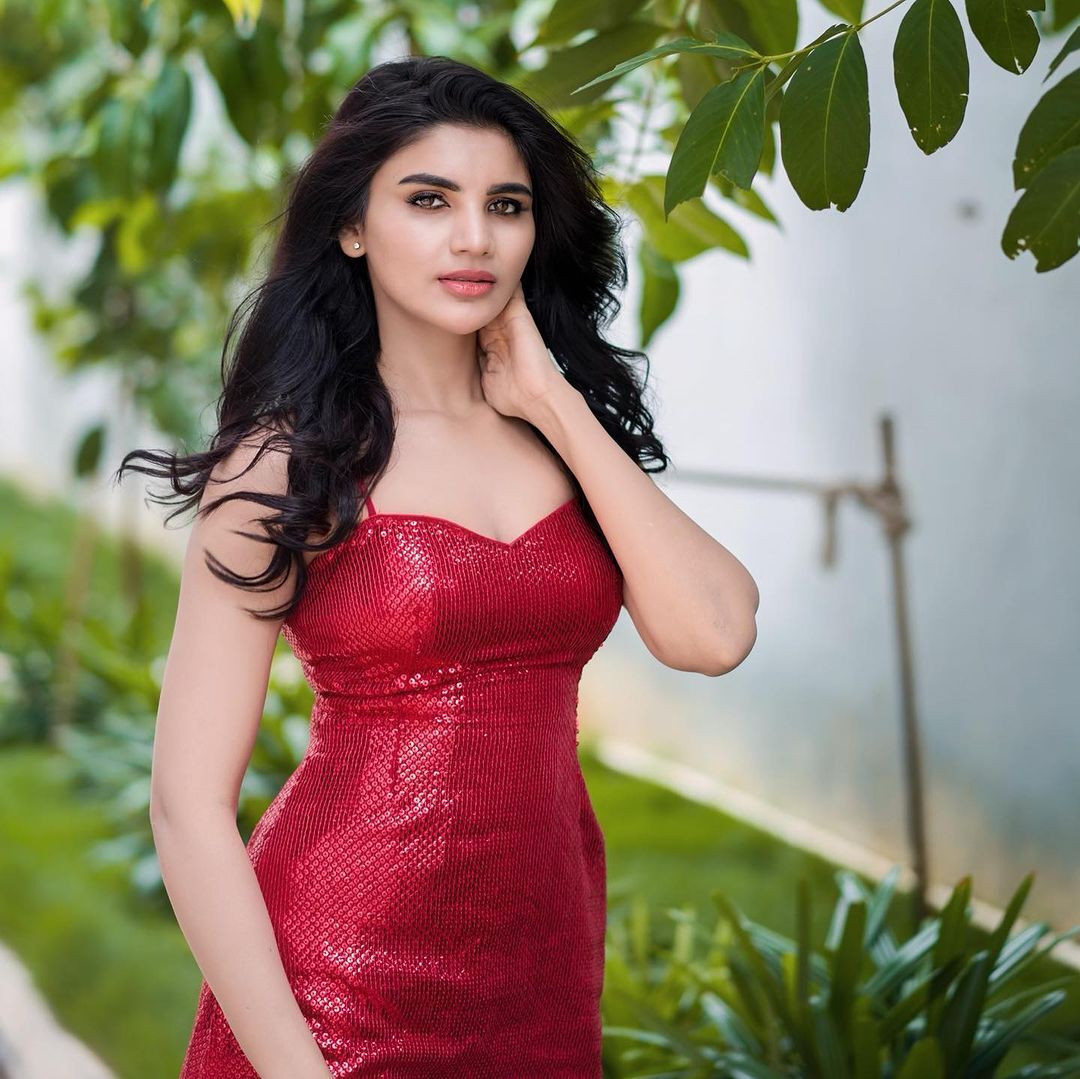 జబర్ధస్త్ పిల్ల యమ జోరులో ఉందిలే.. అందాలతో హీటెక్కిస్తున్న వర్ష..