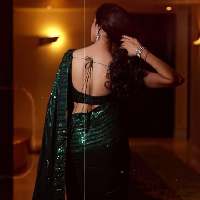 రియా సుమన్ వలపు విందు.. చూపులతోనే అట్రాక్ట్ చేస్తున్న బ్యూటీ..!