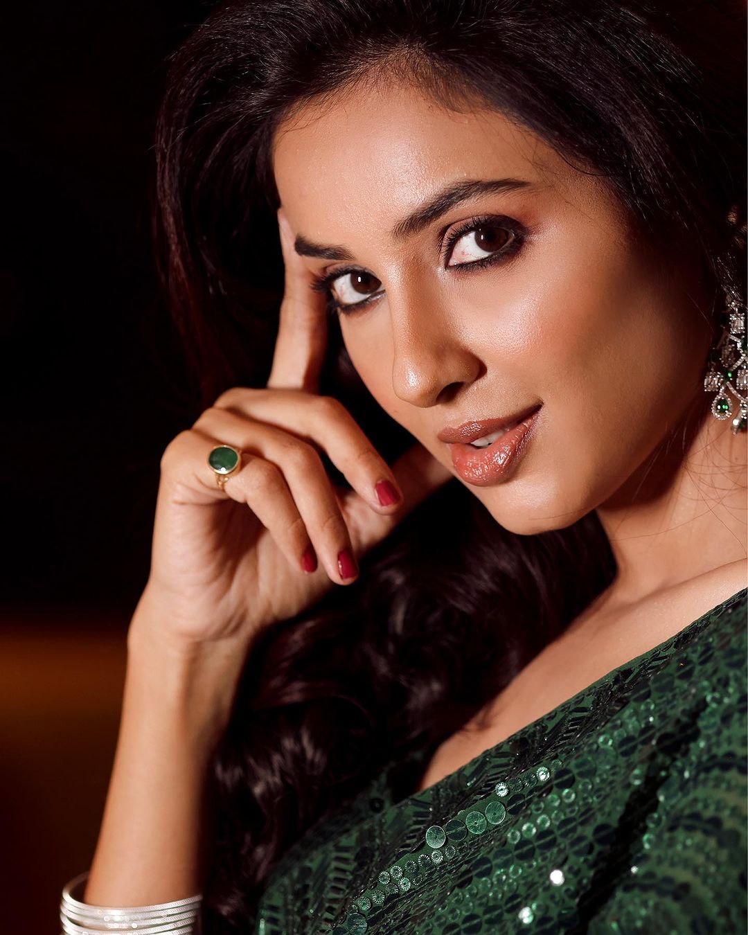 రియా సుమన్ వలపు విందు.. చూపులతోనే అట్రాక్ట్ చేస్తున్న బ్యూటీ..!