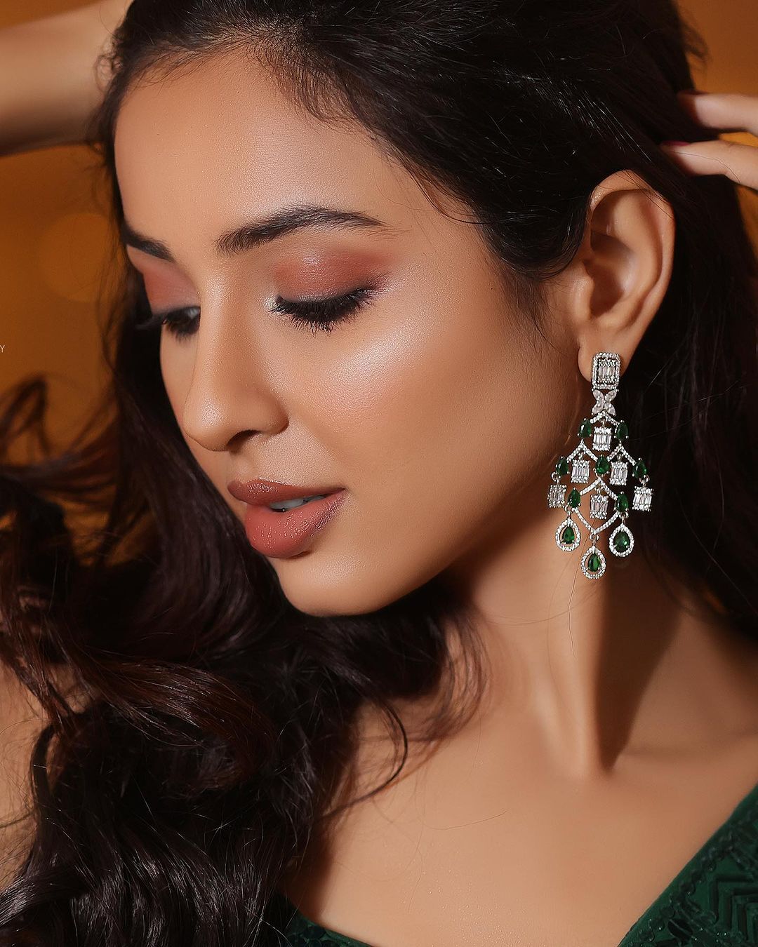 రియా సుమన్ వలపు విందు.. చూపులతోనే అట్రాక్ట్ చేస్తున్న బ్యూటీ..!