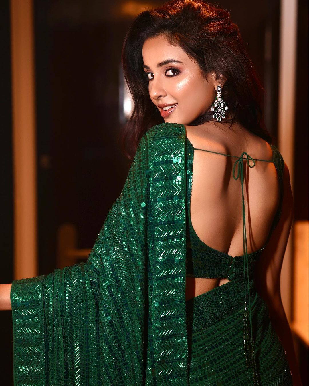 రియా సుమన్ వలపు విందు.. చూపులతోనే అట్రాక్ట్ చేస్తున్న బ్యూటీ..!