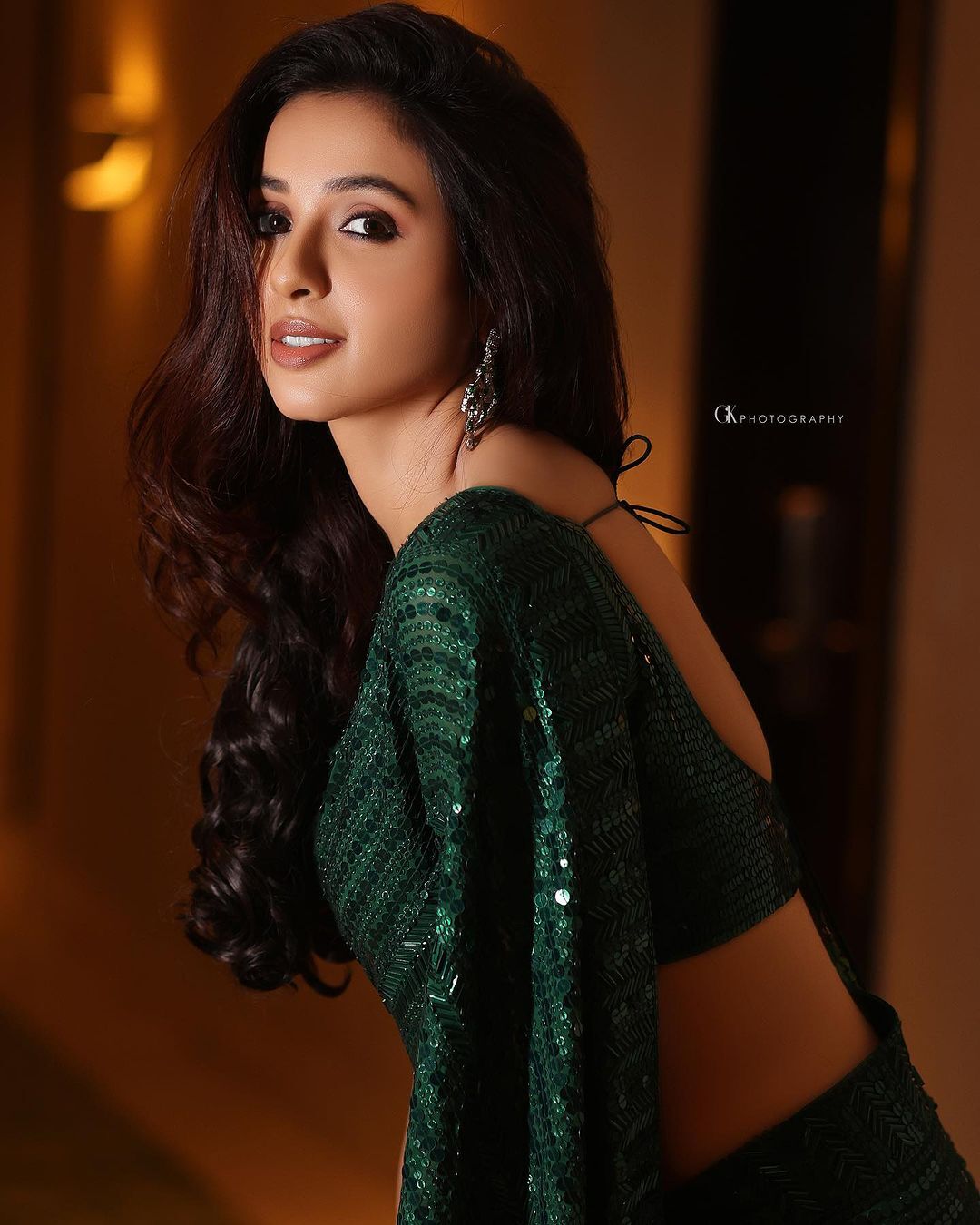 రియా సుమన్ వలపు విందు.. చూపులతోనే అట్రాక్ట్ చేస్తున్న బ్యూటీ..!