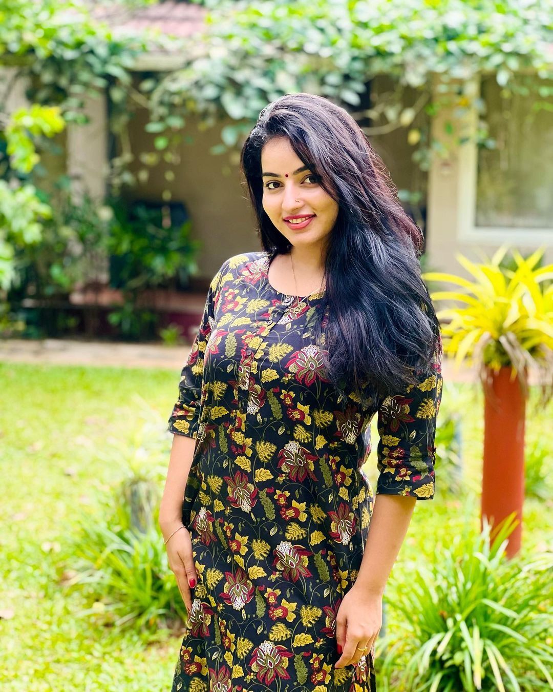 Malavika Menon: സൂര്യകാന്തിപോലെ മിന്നി തിളങ്ങി മാളവിക മോനോൻ... മാളുവിന്റെ ഓണം ലുക്കാണോ ഇതെന്ന് ആരാധകർ? താരത്തിന്റെ പുത്തൻ ചിത്രങ്ങൾ കാണാം