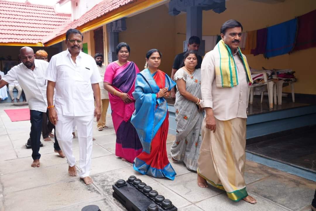  G.Janardhana Reddy: ಗಂಗಾವತಿಯ ಶಬರಿನಾಥ ಅಯ್ಯಪ್ಪ ಸ್ವಾಮಿ ದೇವಸ್ಥಾನಕ್ಕೆ ಜನಾರ್ದನ ರೆಡ್ಡಿ ದಂಪತಿ ಭೇಟಿ
