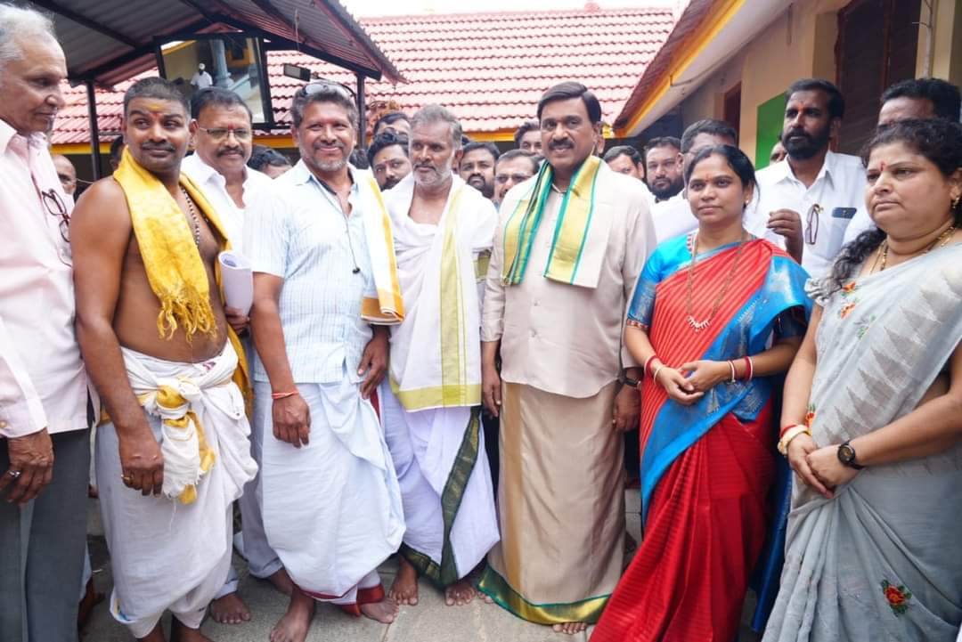  G.Janardhana Reddy: ಗಂಗಾವತಿಯ ಶಬರಿನಾಥ ಅಯ್ಯಪ್ಪ ಸ್ವಾಮಿ ದೇವಸ್ಥಾನಕ್ಕೆ ಜನಾರ್ದನ ರೆಡ್ಡಿ ದಂಪತಿ ಭೇಟಿ
