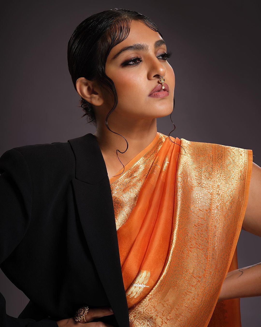 Parvathy Thiruvothu: ഇത് പാര്‍വ്വതി തിരുവോത്ത് തന്നെയാണോ...? സാരിയില്‍ പുത്തന്‍ ലുക്ക് പരീക്ഷിച്ച് താരം... ട്രെന്റി ലുക്ക് ഏറ്റെടുത്ത് സോഷ്യല്‍ മീഡിയ...