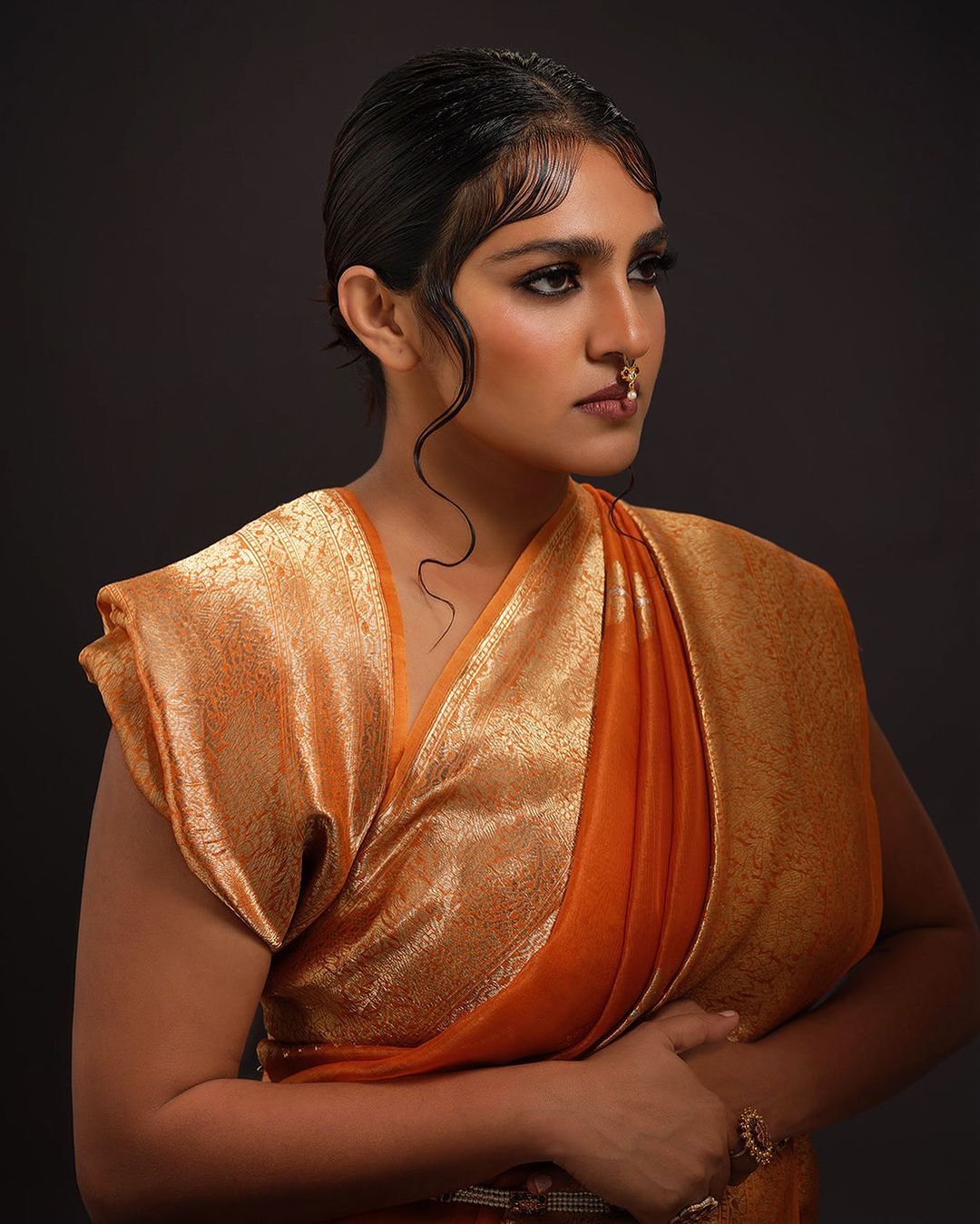 Parvathy Thiruvothu: ഇത് പാര്‍വ്വതി തിരുവോത്ത് തന്നെയാണോ...? സാരിയില്‍ പുത്തന്‍ ലുക്ക് പരീക്ഷിച്ച് താരം... ട്രെന്റി ലുക്ക് ഏറ്റെടുത്ത് സോഷ്യല്‍ മീഡിയ...