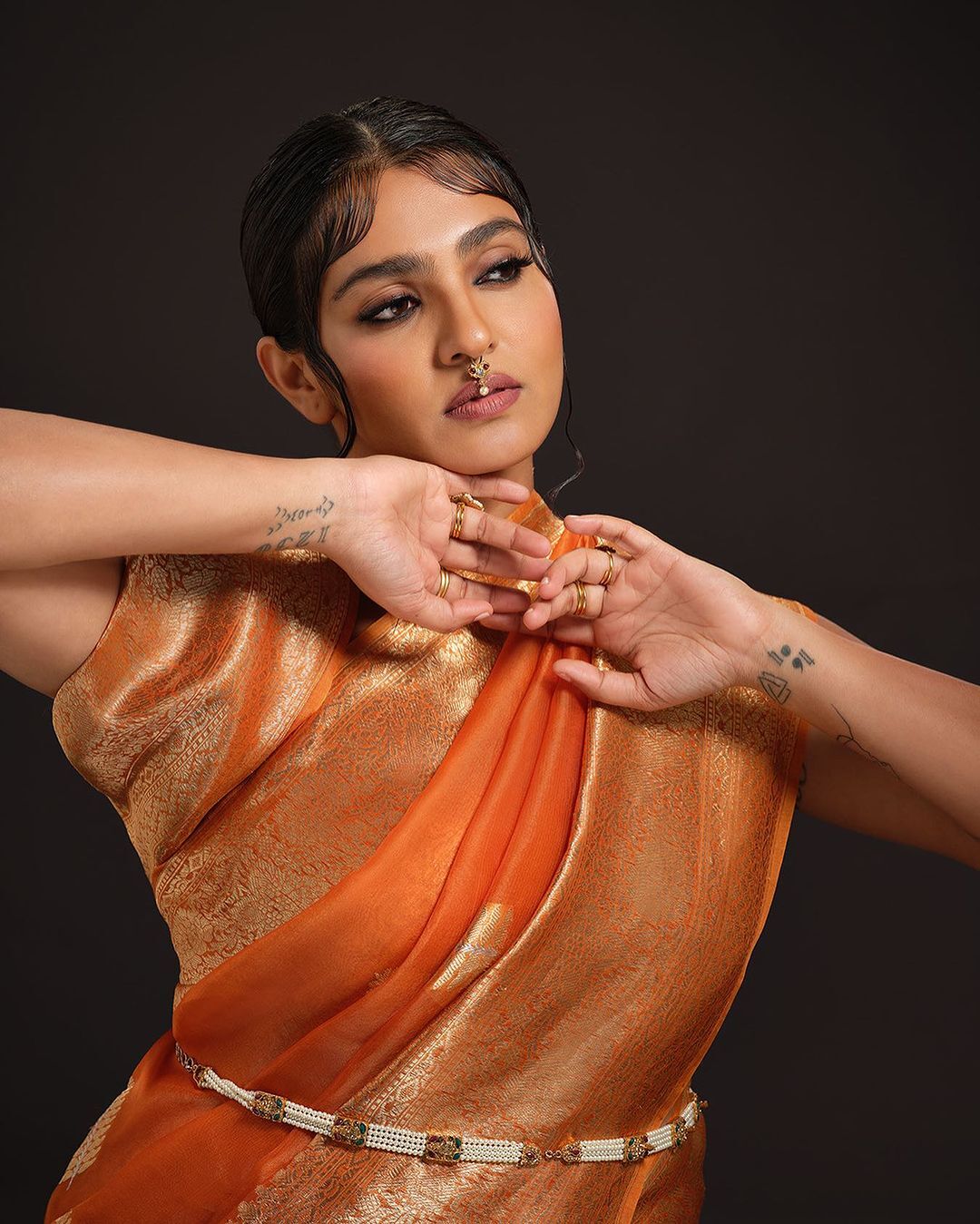 Parvathy Thiruvothu: ഇത് പാര്‍വ്വതി തിരുവോത്ത് തന്നെയാണോ...? സാരിയില്‍ പുത്തന്‍ ലുക്ക് പരീക്ഷിച്ച് താരം... ട്രെന്റി ലുക്ക് ഏറ്റെടുത്ത് സോഷ്യല്‍ മീഡിയ...