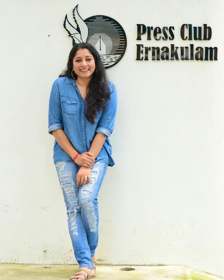 PHOTOS: 'அயலி' வெப் தொடரில் அம்மா கதாபாத்திரத்தில் நடித்தவரா இவர்? இவரின் உண்மையான வயது என்னனு தெரியுமா? 