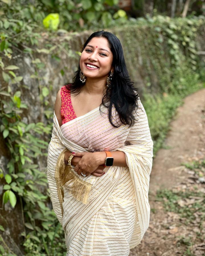 PHOTOS: 'அயலி' வெப் தொடரில் அம்மா கதாபாத்திரத்தில் நடித்தவரா இவர்? இவரின் உண்மையான வயது என்னனு தெரியுமா? 