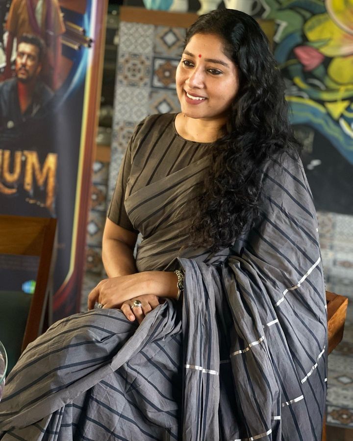 PHOTOS: 'அயலி' வெப் தொடரில் அம்மா கதாபாத்திரத்தில் நடித்தவரா இவர்? இவரின் உண்மையான வயது என்னனு தெரியுமா? 