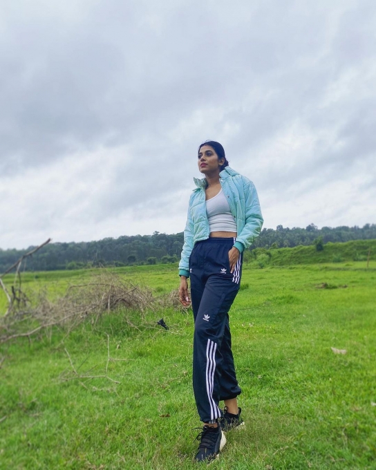 PHOTOS: விஜய் ஆண்டனி பட நடிகை அணிந்திருக்கும் புடவை விலை தெரியுமா? ஷாக்காகும் ரசிகர்கள்