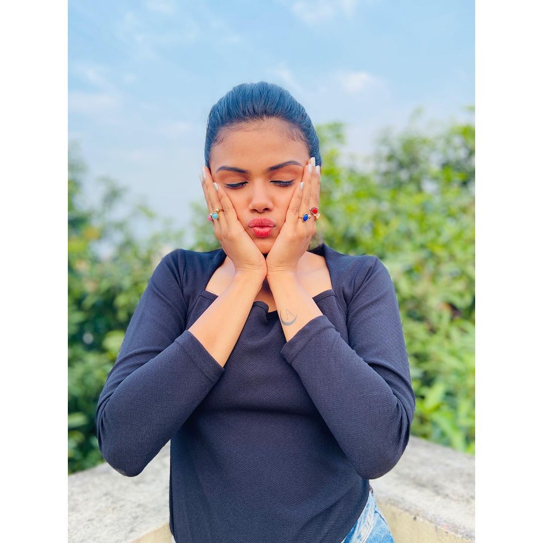 PHOTOS: மாடர்ன் உடையில் போட்டோஷூட் செய்த விஜய் டிவி நடிகை.. கலாய்த்த சன் டிவி நடிகை! என்னனு பாருங்க