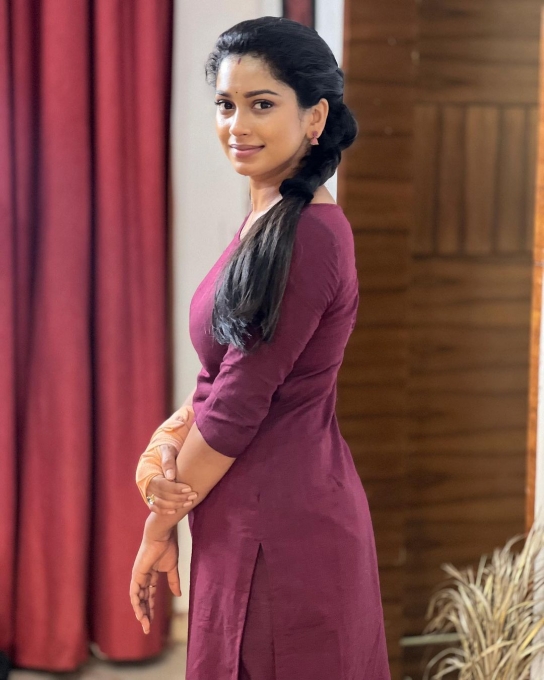 PHOTOS: துளி மேக்கப் இல்லாமல் சுற்றி வரும் விஜய் டிவி சீரியல் நடிகை.. இணையத்தை கலக்கும் இன்ஸ்டா க்ளிக்ஸ் 