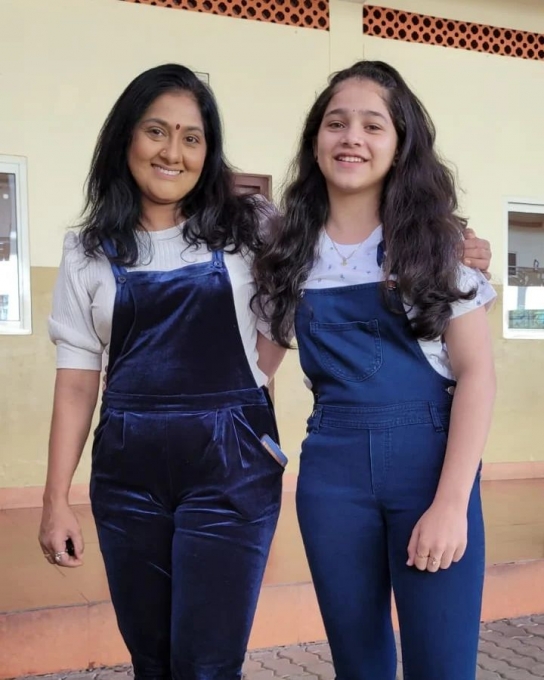 PHOTOS: விஜய்யின் 'பூவே உனக்காக' பட நாயகியை நியாபகம் இருக்கா? இவங்களுக்கு இவ்வளவு பெரிய மகளா.. வெளியான லேட்டஸ்ட் க்ளிக்ஸ்!