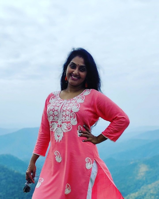 PHOTOS: விஜய்யின் 'பூவே உனக்காக' பட நாயகியை நியாபகம் இருக்கா? இவங்களுக்கு இவ்வளவு பெரிய மகளா.. வெளியான லேட்டஸ்ட் க்ளிக்ஸ்!