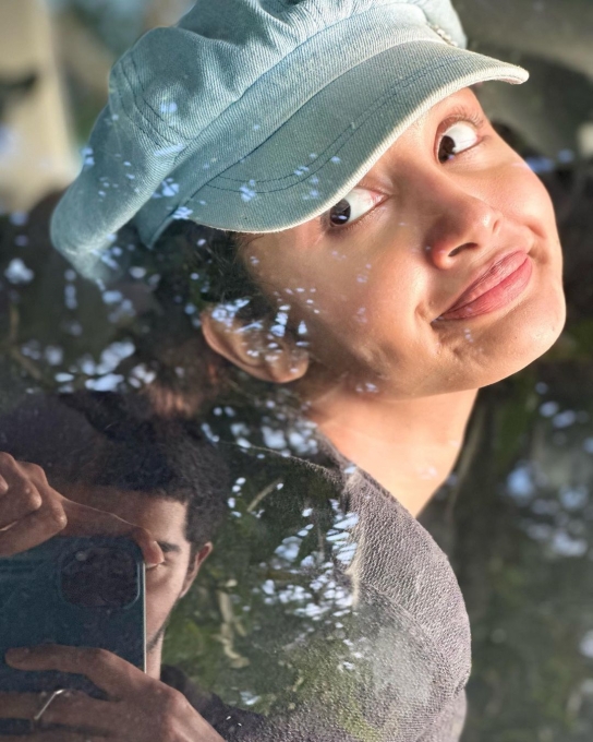 PHOTOS: கொடி பட நாயகி வைத்திருக்கும் செல்லப்பிராணி என்னனு  தெரியுமா? பெயரை கேட்ட நீங்களே கிறங்குவீங்க!