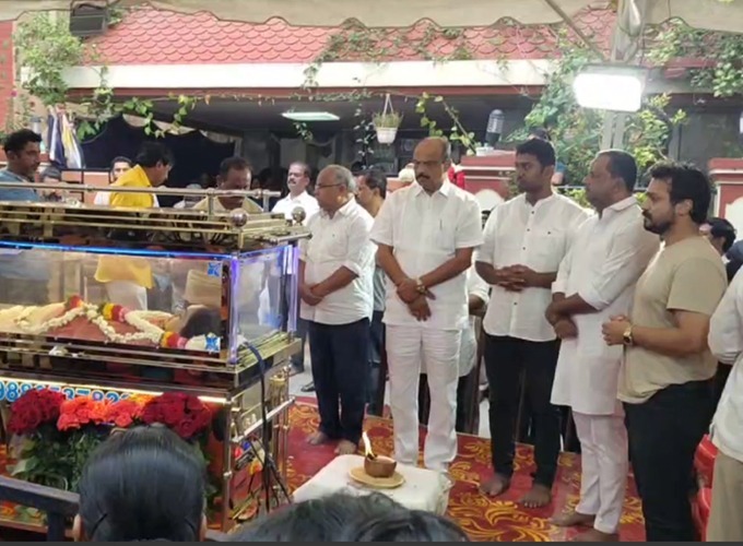 Witness the Emotional Farewell of Spandana Raghavendra as Family and Friends Pay Their Last Respects