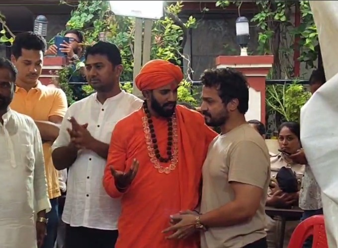 Witness the Emotional Farewell of Spandana Raghavendra as Family and Friends Pay Their Last Respects