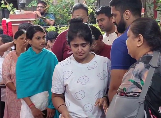 Witness the Emotional Farewell of Spandana Raghavendra as Family and Friends Pay Their Last Respects